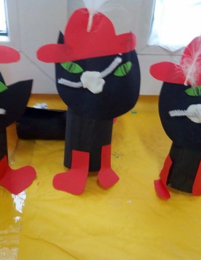 Praca plastyczna: Koty w butach na rolce 1