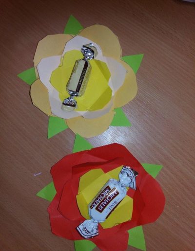 Praca plastyczna: Kwiatek z cukierkiem 1