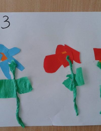 Praca plastyczna: Kwiatki z bibuły - utrwalanie cyfry 3 2