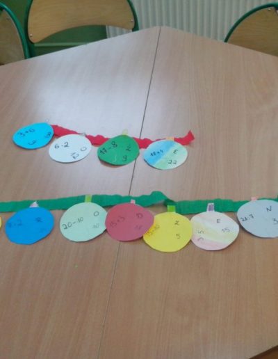 Praca plastyczna: Łańcuch matematyczny (wersja świąteczna) 2