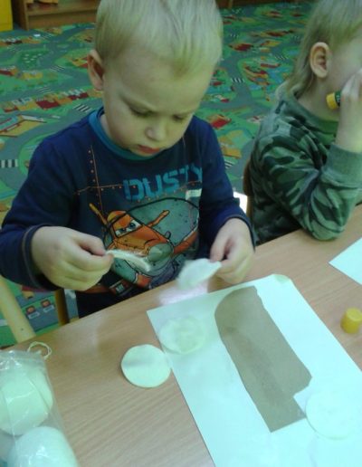 Praca plastyczna: Lody z płatków kosmetycznych 7