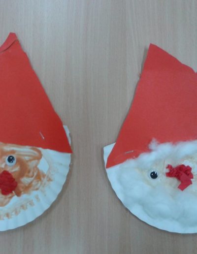 Praca plastyczna: Mikołaje z papierowych talerzyków 4