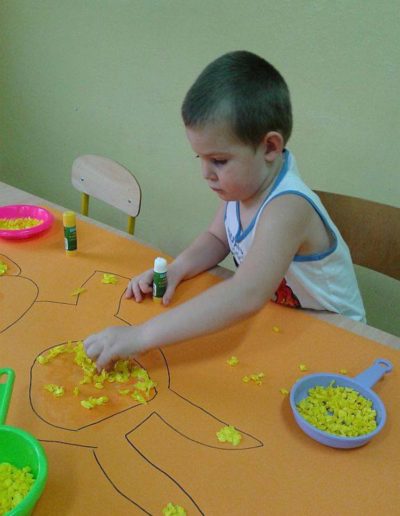 Praca plastyczna: Miś wyklejany kuleczkami z bibuły 2