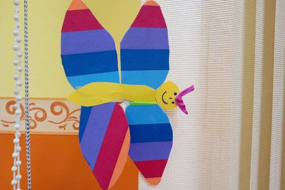 Praca plastyczna: Motylek z kolorowych pasków