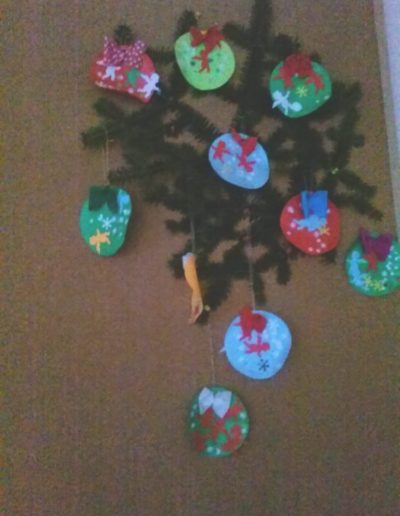 Praca plastyczna: Ozdabiamy bombki brokatem 1