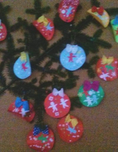 Praca plastyczna: Ozdabiamy bombki brokatem 2