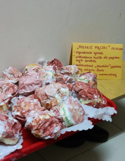 Praca plastyczna: Polskie Pączki z gazety 2