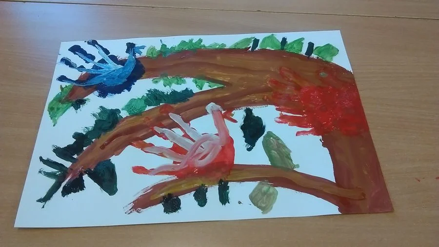 Praca plastyczna: Ptaki na drzewie farbą malowane