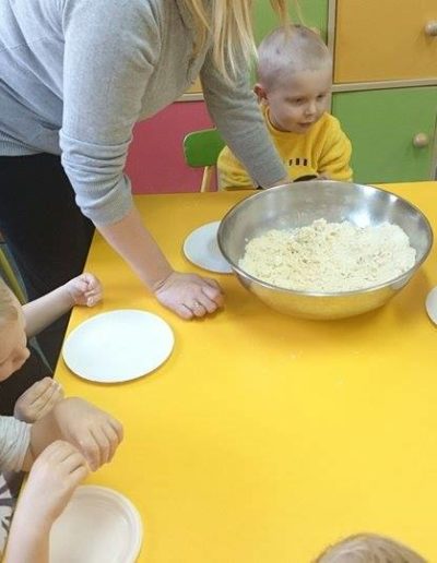 Praca plastyczna: Puchowe babeczki z mąki 1