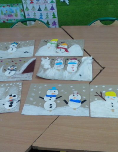 Praca plastyczna: Rodzina bałwanków z płatków kosmetycznych 1