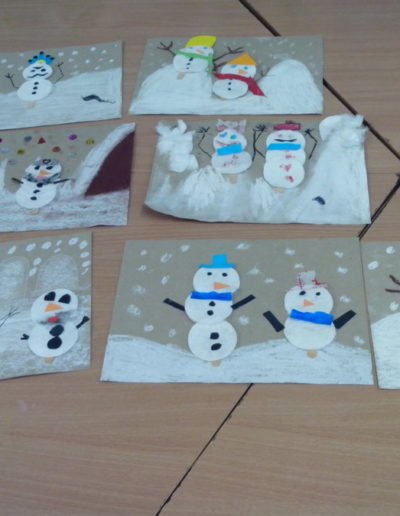 Praca plastyczna: Rodzina bałwanków z płatków kosmetycznych 2