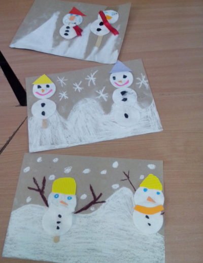 Praca plastyczna: Rodzina bałwanków z płatków kosmetycznych 3