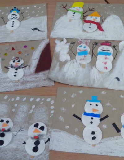 Praca plastyczna: Rodzina bałwanków z płatków kosmetycznych 4