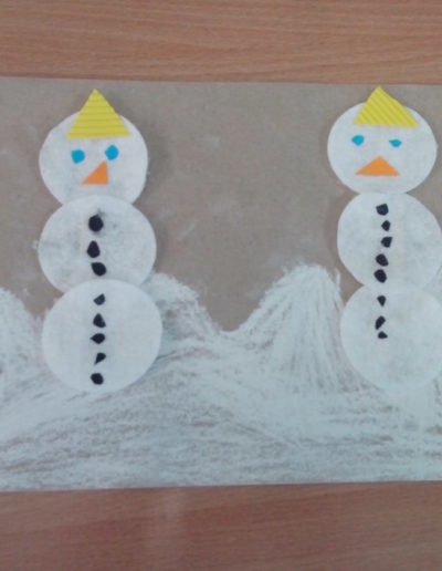 Praca plastyczna: Rodzina bałwanków z płatków kosmetycznych 5