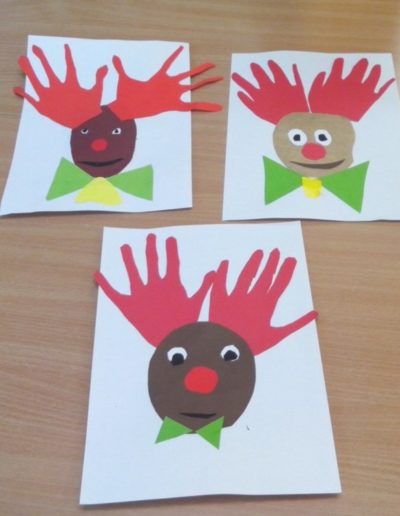 Praca plastyczna: Śmieszne renifery z odbitych rączek 1