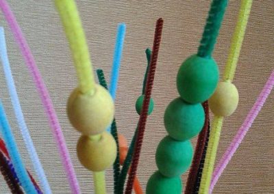 Praca plastyczna: Stworek z drucików kreatywnych i doniczki
