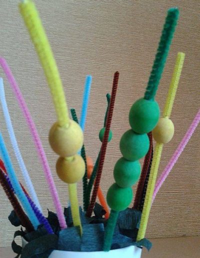 Praca plastyczna: Stworek z drucików kreatywnych i doniczki 1