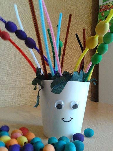 Praca plastyczna: Stworek z drucików kreatywnych i doniczki