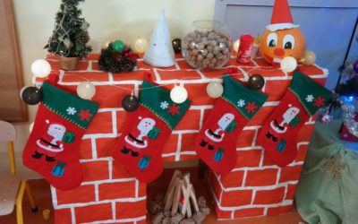 Praca plastyczna: Świąteczny kominek z kartonów