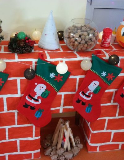 Praca plastyczna: Świąteczny kominek z kartonów 1