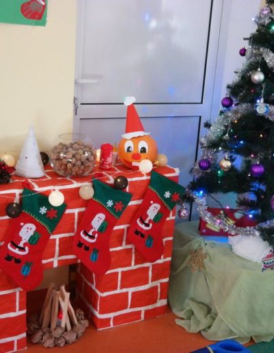 Praca plastyczna: Świąteczny kominek z kartonów 2