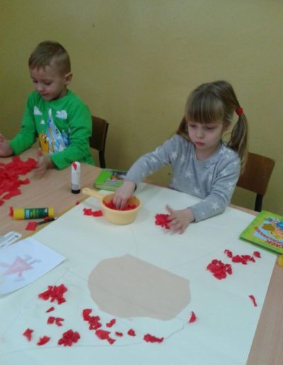 Praca plastyczna: Święty Mikołaj z brystolu - praca grupowa 4