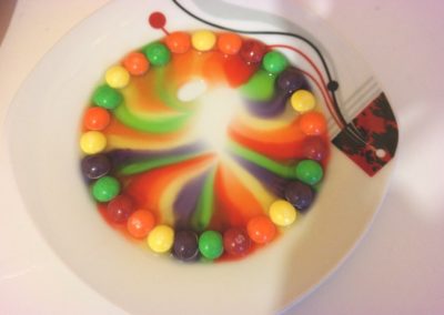 Praca plastyczna: Słodka tęcza ze Skittlesów