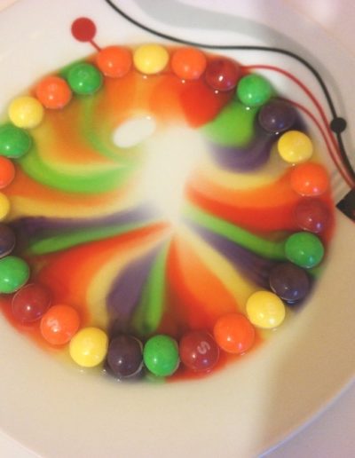 Praca plastyczna: Słodka tęcza ze Skittlesów 2