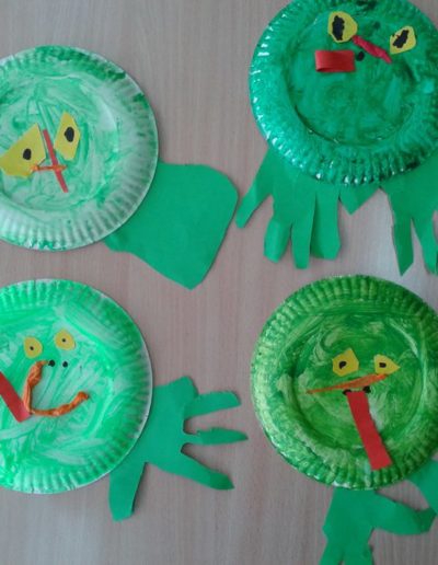 Praca plastyczna: Żabki z papierowych talerzyków 2