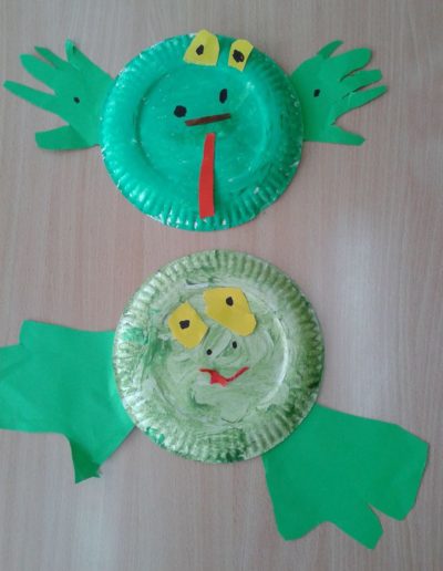 Praca plastyczna: Żabki z papierowych talerzyków 3
