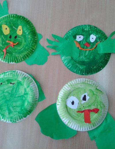 Praca plastyczna: Żabki z papierowych talerzyków 4