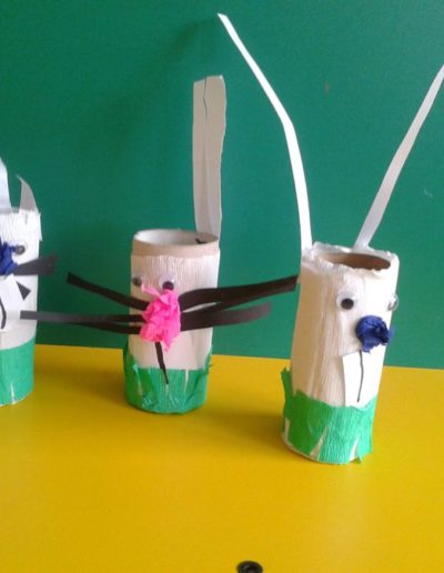 Praca plastyczna: Zajączki z białej bibuły 1