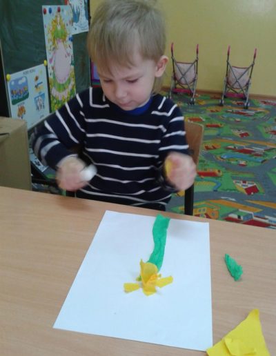 Praca plastyczna: Żonkile z bibuły 1