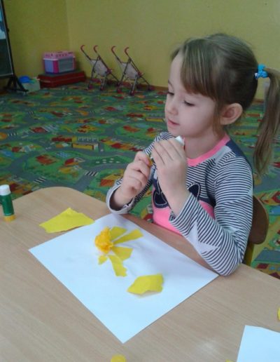 Praca plastyczna: Żonkile z bibuły 4