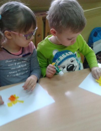 Praca plastyczna: Żonkile z bibuły 7