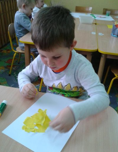 Praca plastyczna: Żonkile z bibuły 8