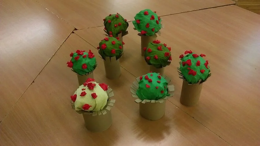 Praca plastyczna: Kwitnące drzewa z bibuły