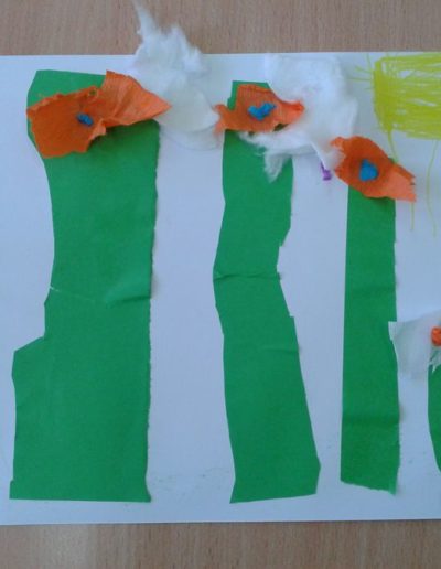 Praca plastyczna: Kwiatki na łące z bibuły 11