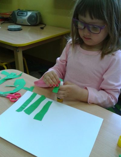 Praca plastyczna: Kwiatki na łące z bibuły 12