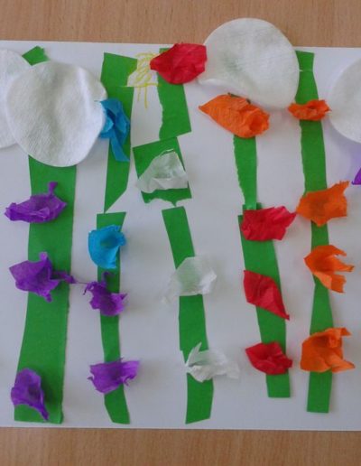 Praca plastyczna: Kwiatki na łące z bibuły 13