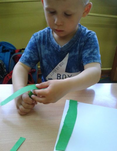 Praca plastyczna: Kwiatki na łące z bibuły 2