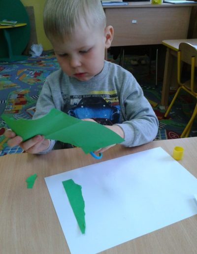 Praca plastyczna: Kwiatki na łące z bibuły 3