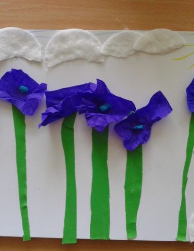 Praca plastyczna: Kwiatki na łące z bibuły 5