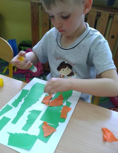 Praca plastyczna: Kwiatki na łące z bibuły 6