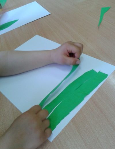 Praca plastyczna: Kwiatki na łące z bibuły 7