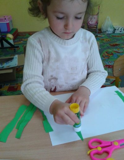 Praca plastyczna: Kwiatki na łące z bibuły 8