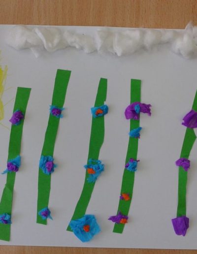 Praca plastyczna: Kwiatki na łące z bibuły 9