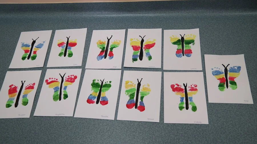 Praca plastyczna: Motylek z odbitych stóp