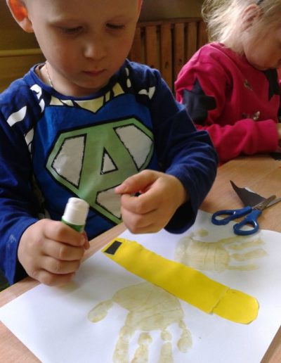 Praca plastyczna: Pszczółki z odrysowanej dłoni 1