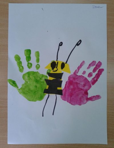 Praca plastyczna: Pszczółki z odrysowanej dłoni 10